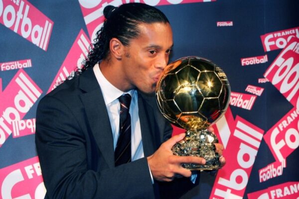 Ronaldinho giành Quả Bóng Vàng năm 2005 khi đang ở đỉnh cao phong độ trong màu áo Barcelona. 