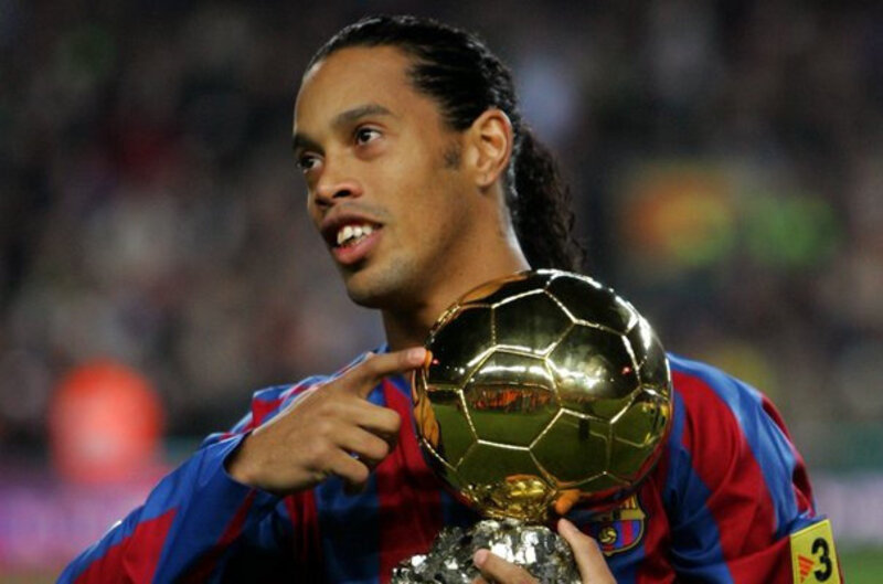 Ronaldinho vượt qua Frank Lampard, Steven Gerrard và nhiều ngôi sao lớn để giành Ballon d’Or 2005. 