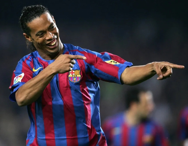 Ronaldinho khiến người hâm mộ yêu bóng đá hơn bằng những pha xử lý kỹ thuật, sáng tạo và đầy cảm hứng. 