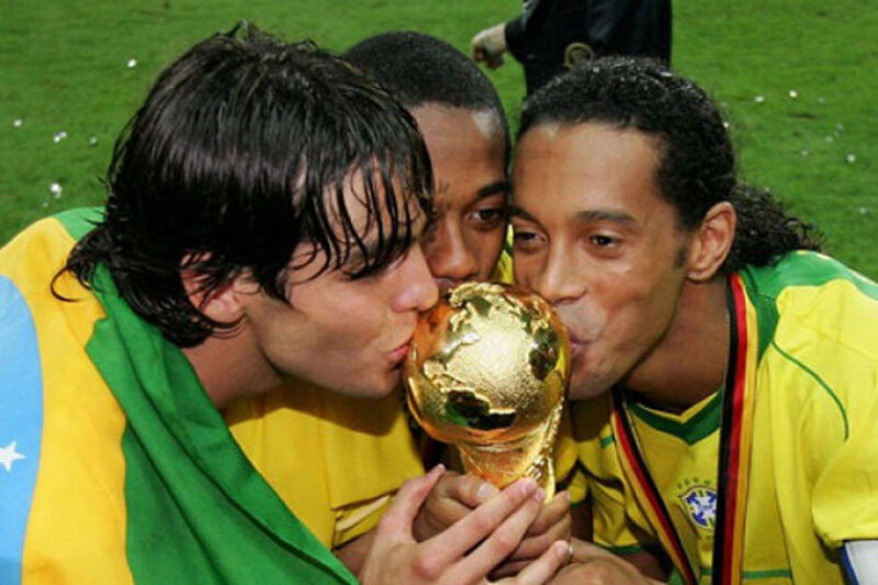 Ronaldinho cùng Brazil vô địch World Cup 2002, Copa América 1999 và FIFA Confederations Cup 2005. 