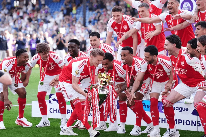 Niềm vui vỡ òa của các cầu thủ Arsenal sau tiếng còi mãn cuộc trên sân Selhurst Park.