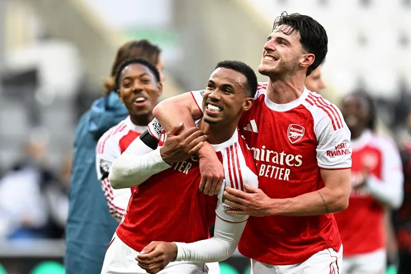 Trục dọc thi đấu bản lĩnh và kỷ luật giúp Arsenal thiết lập kỷ lục phòng ngự sạch suốt mùa giải.