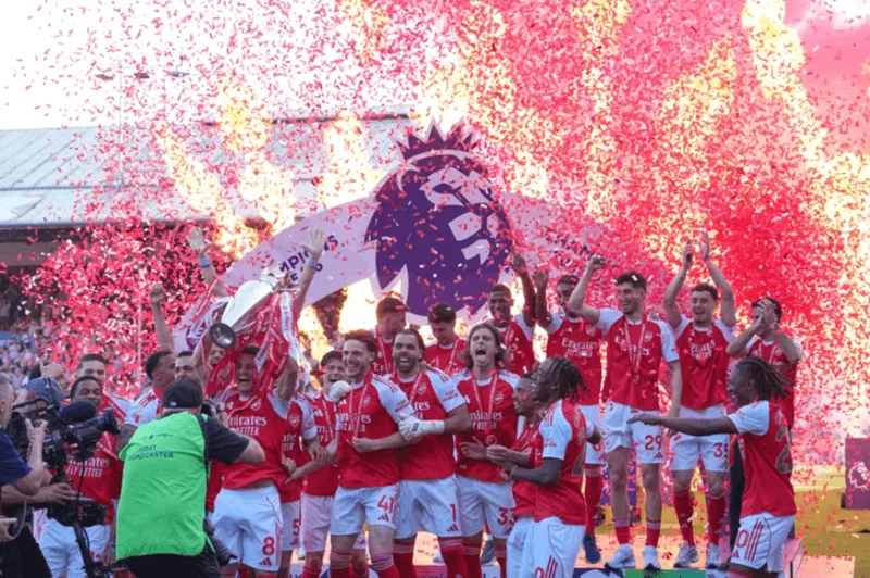 Khoảnh khắc câu lạc bộ Arsenal nâng cao chiếc cúp vô địch ngoại hạng anh sau 22 năm chờ đợi.