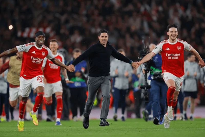 Niềm vui của các cầu thủ Arsenal sau bàn thắng gỡ hòa 1-1 từ một tình huống phạt góc.