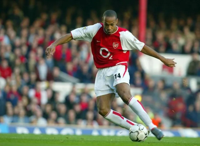 Số 14 tại Arsenal đặc biệt vì gắn với thời kỳ đỉnh cao của Henry, lối đá tấn công đẹp mắt và thế hệ Invincibles huyền thoại.