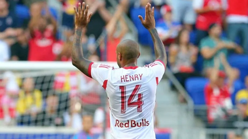 Tại New York Red Bulls, Henry tiếp tục giữ áo số 14, mang hình ảnh huyền thoại Arsenal đến với MLS và bóng đá Mỹ.