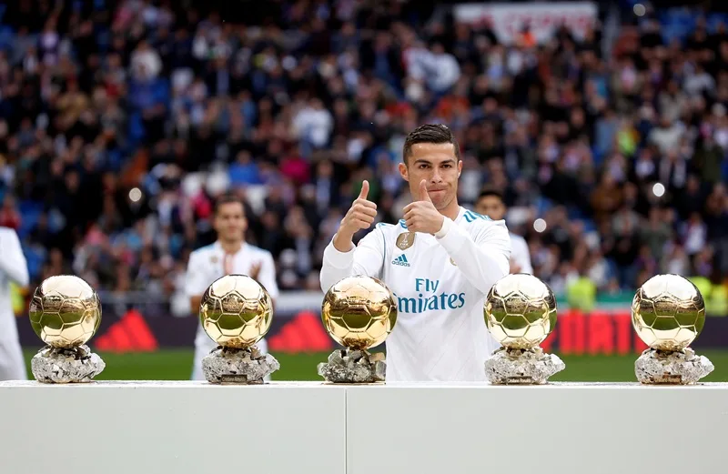 Siêu sao Cristiano Ronaldo kiêu hãnh bên bộ sưu tập 5 Quả bóng Vàng danh giá trong sự nghiệp.