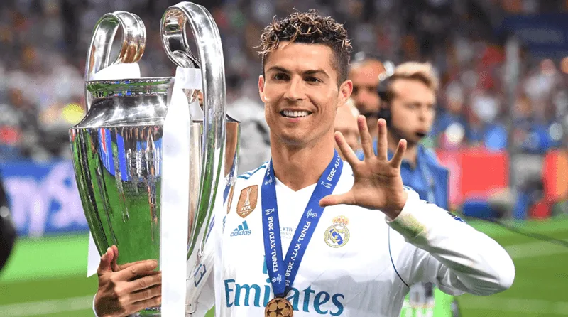 Cristiano Ronaldo nâng cao chiếc cúp bạc UEFA Champions League vĩ đại trong màu áo Real Madrid.