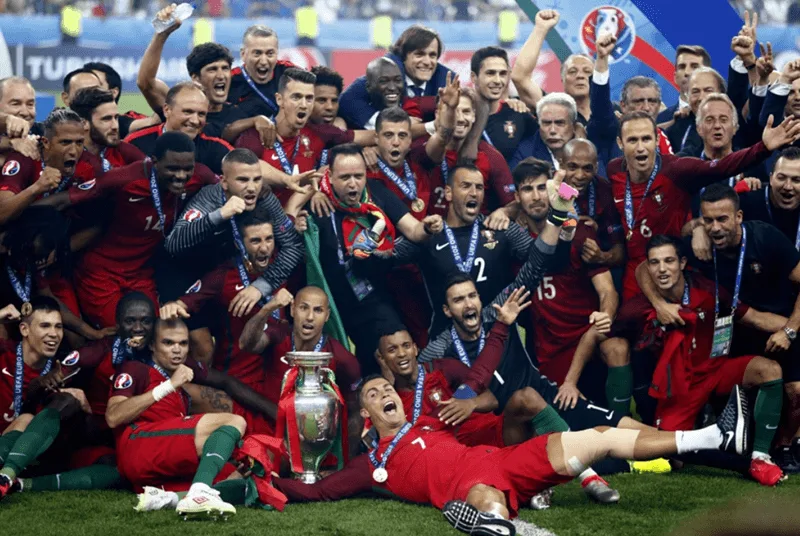 Khoảnh khắc vỡ òa của thủ quân Cristiano Ronaldo khi cùng Bồ Đào Nha vô địch Euro 2016.