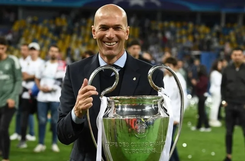 Zidane từng giành nhiều danh hiệu lớn cùng Real Madrid, trong đó chuỗi 3 Champions League liên tiếp là dấu ấn hiếm có của bóng đá hiện đại.