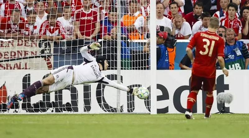 Thủ thành Petr Cech cản phá loạt sút luân lưu cân não, đưa The Blues lên đỉnh châu Âu lần đầu tiên.
