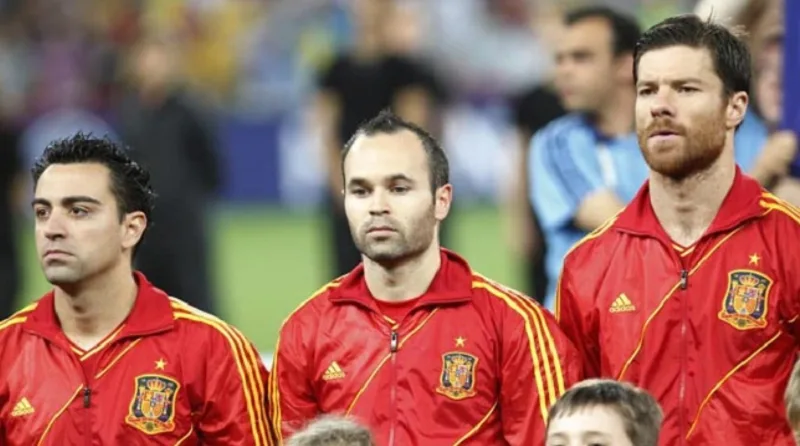 Bộ ba Busquets, Xavi, Iniesta vận hành trơn tru lối chơi Tiki-Taka kiểm soát bóng.