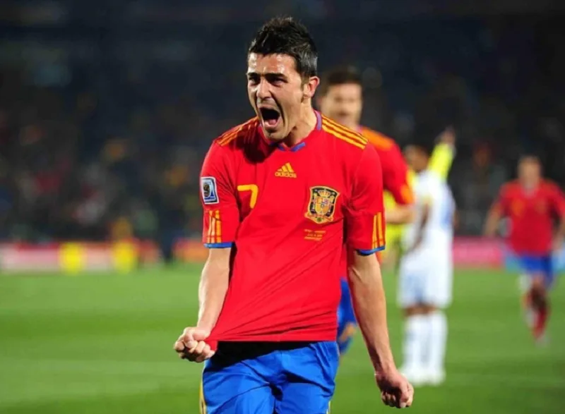 Tiền đạo David Villa ghi những bàn thắng quyết định đưa Tây Ban Nha vượt qua vòng loại trực tiếp.