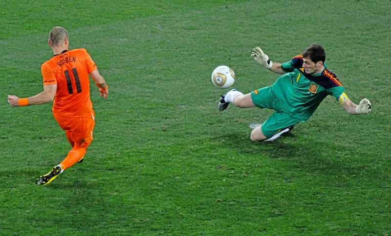 Thủ thành Iker Casillas dùng chân cản phá cú sút đối mặt của Arjen Robben trong trận chung kết.