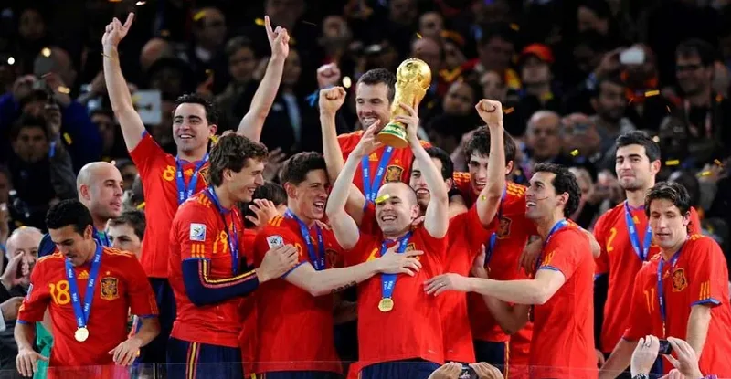 Đội tuyển Tây Ban Nha chính thức nâng cao chiếc cúp vàng World Cup đầu tiên trong lịch sử.