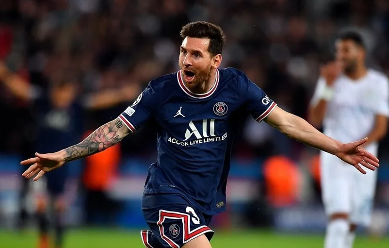 Messi tươi cười vẫy chào hàng ngàn cổ động viên PSG náo nức đón đợi tại sân bay Le Bourget.