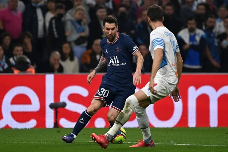 Messi chật vật thích nghi với lối đá giàu thể lực và không ngại va chạm tại đấu trường Ligue 1.