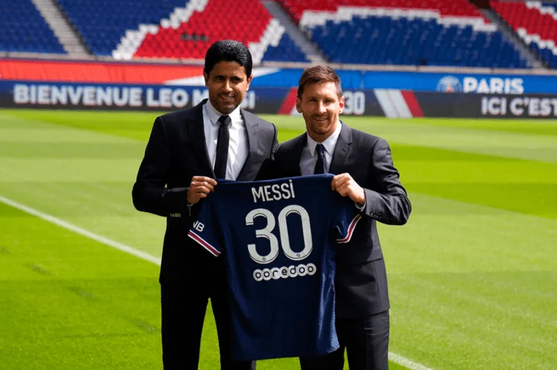 Khoảnh khắc Lionel Messi ra mắt Paris Saint-Germain, làm bùng nổ truyền thông toàn cầu.