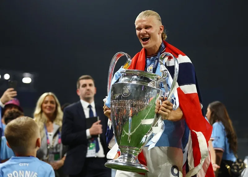 Tiền đạo người Na Uy ăn mừng cú ăn ba lịch sử cùng câu lạc bộ Manchester City.