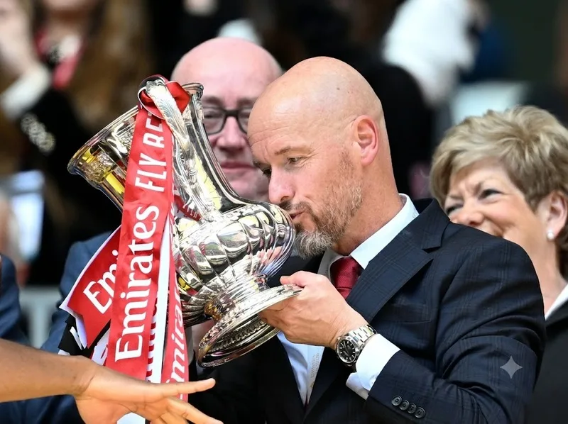 Erik Ten Hag giành hai danh hiệu trong thời gian dẫn dắt Man United
