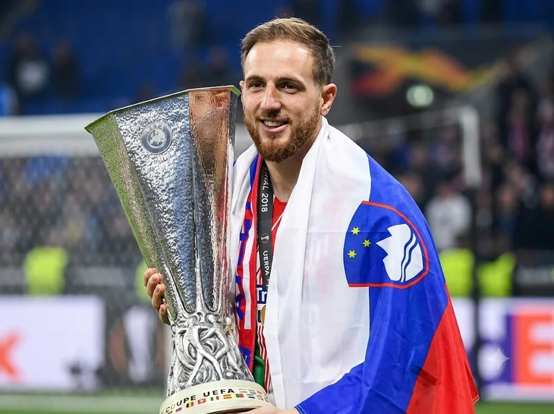 Jan Oblak trưởng thành từ Slovenia trước khi giành cú ăn ba cùng Benfica.