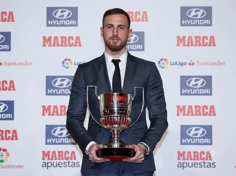 Sáu Cúp Zamora ghi dấu sự ổn định của Jan Oblak tại La Liga.